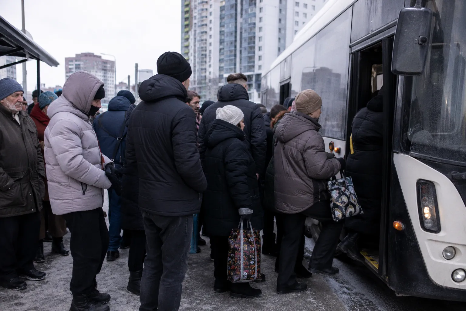 Новосибирцы пересели на общественный транспорт из-за дефицита бензина