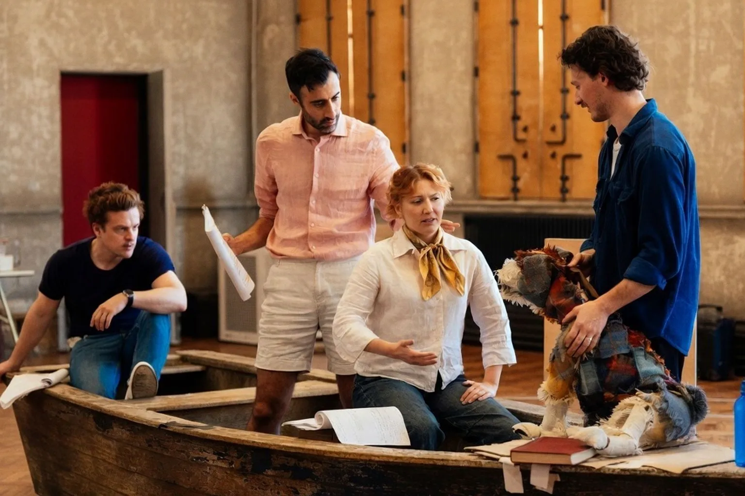 Rose Theatre показал первые кадры с репетиций спектакля «Трое в лодке»