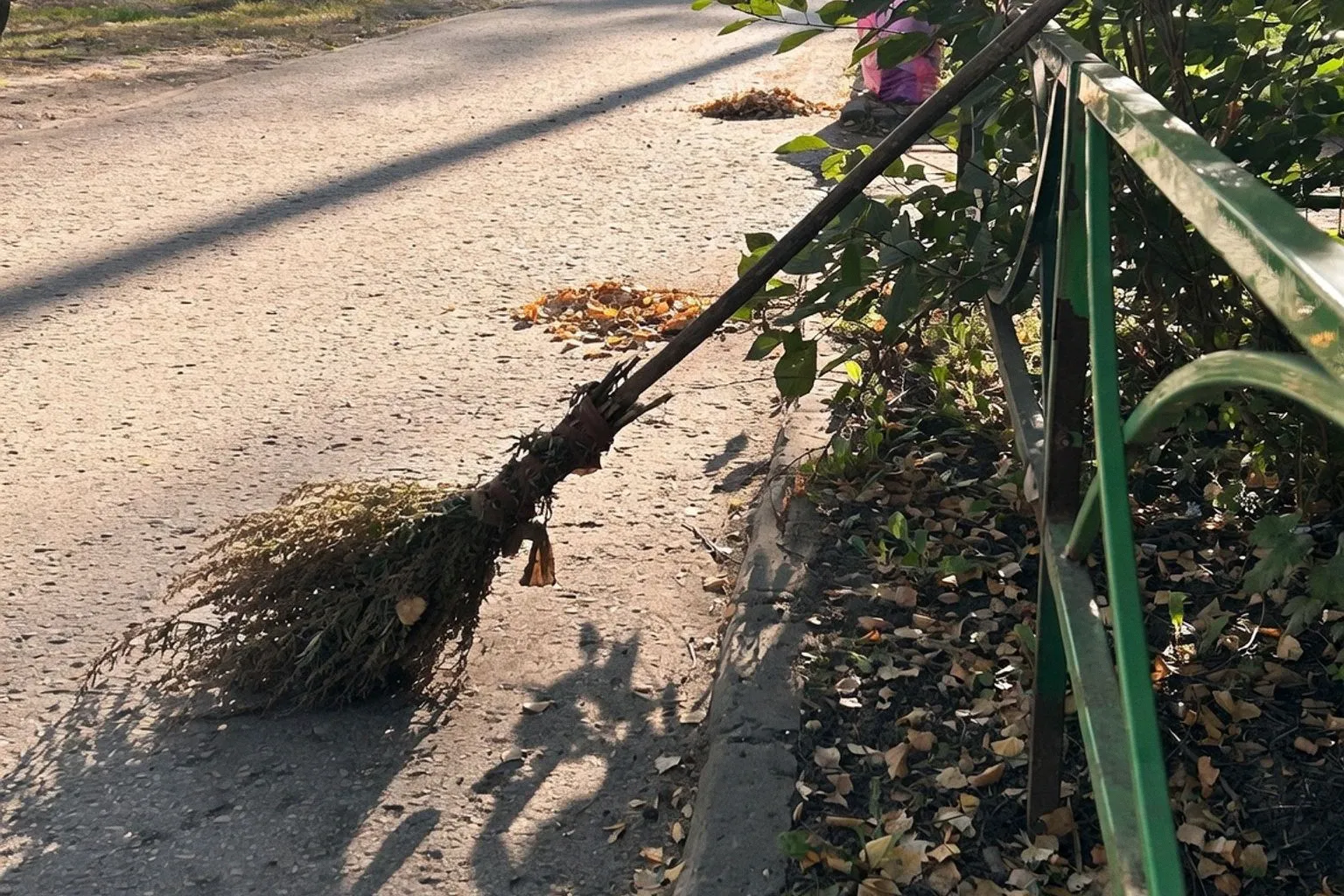 В Рязани продолжается работа по уборке и благоустройству